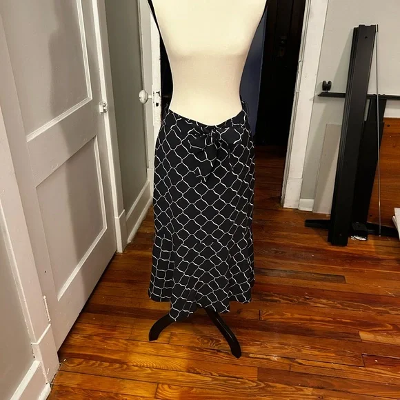 NWT Unique Cut Ann Taylor Size 8 Skirt Blue Patterned with Lining - Picture 6 of 8